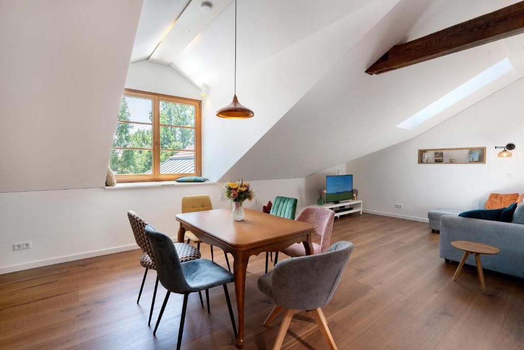 a living room with a table and chairs at Ferienwohnung Marie in Egling