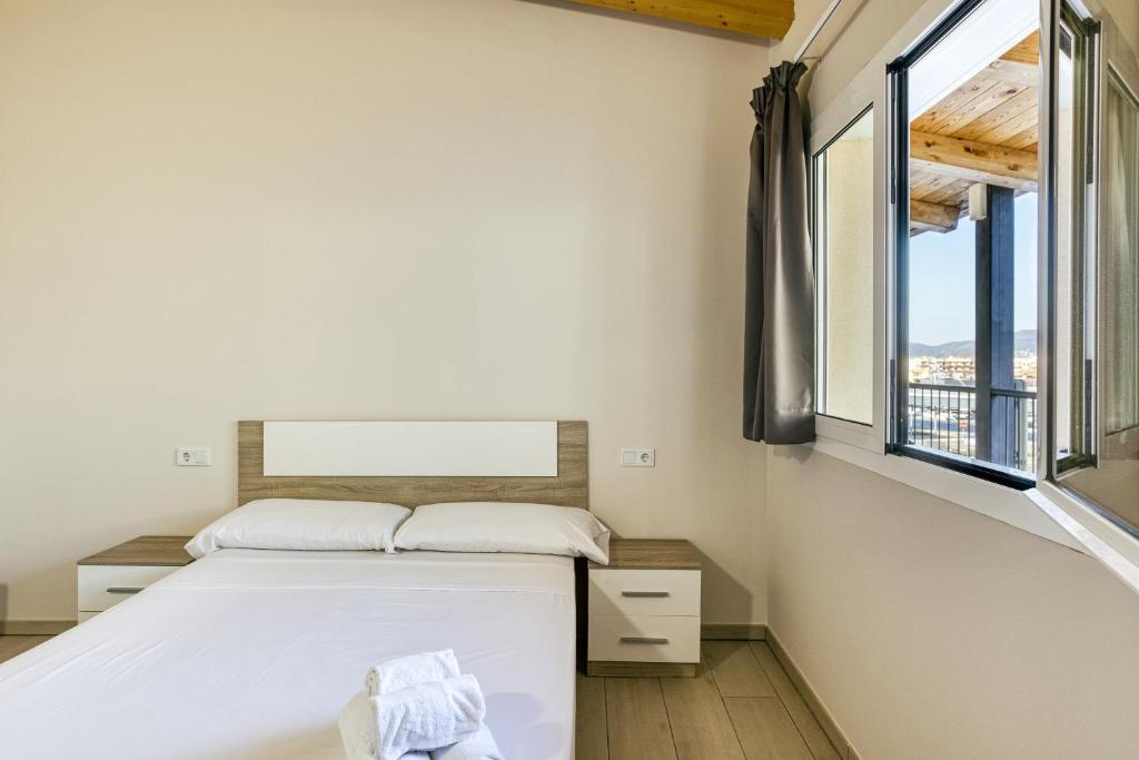 a bedroom with a bed and a window at Giuliano Empuria para 6 personas in Empuriabrava