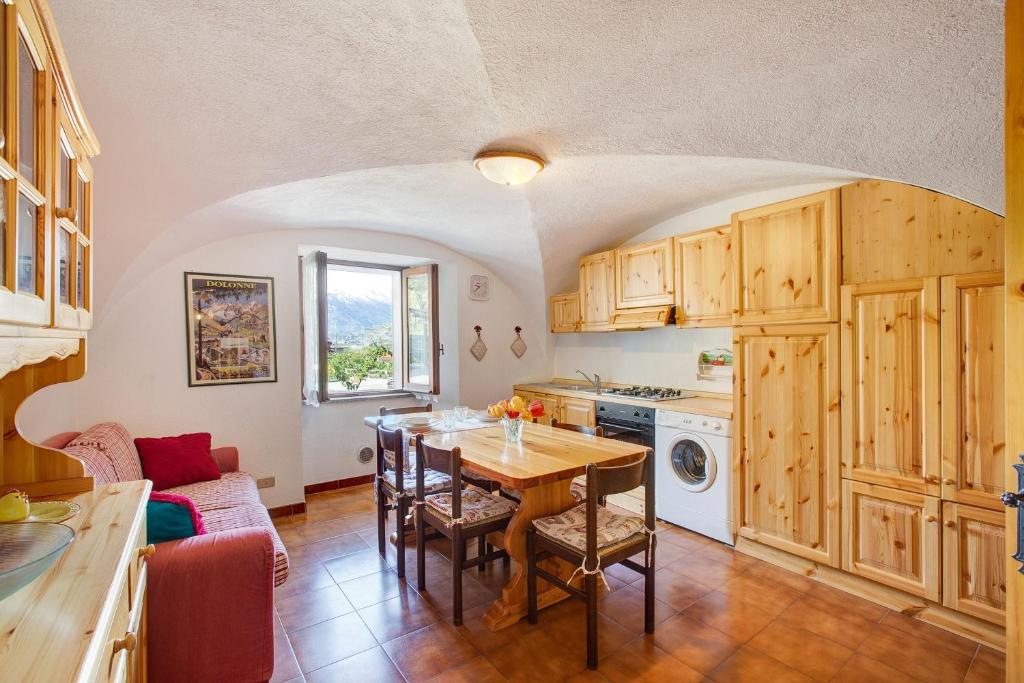 a kitchen and dining room with a table and chairs at Caratteristico e accogliente in Pila