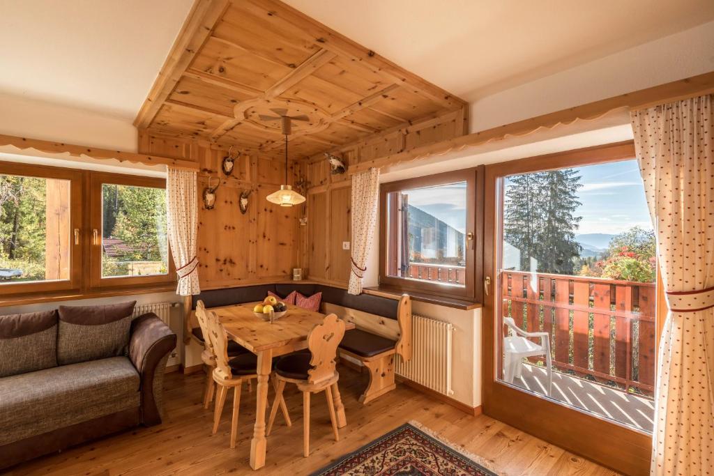 a living room with a table and a couch at Ferienwohnung Sella Seis in Siusi