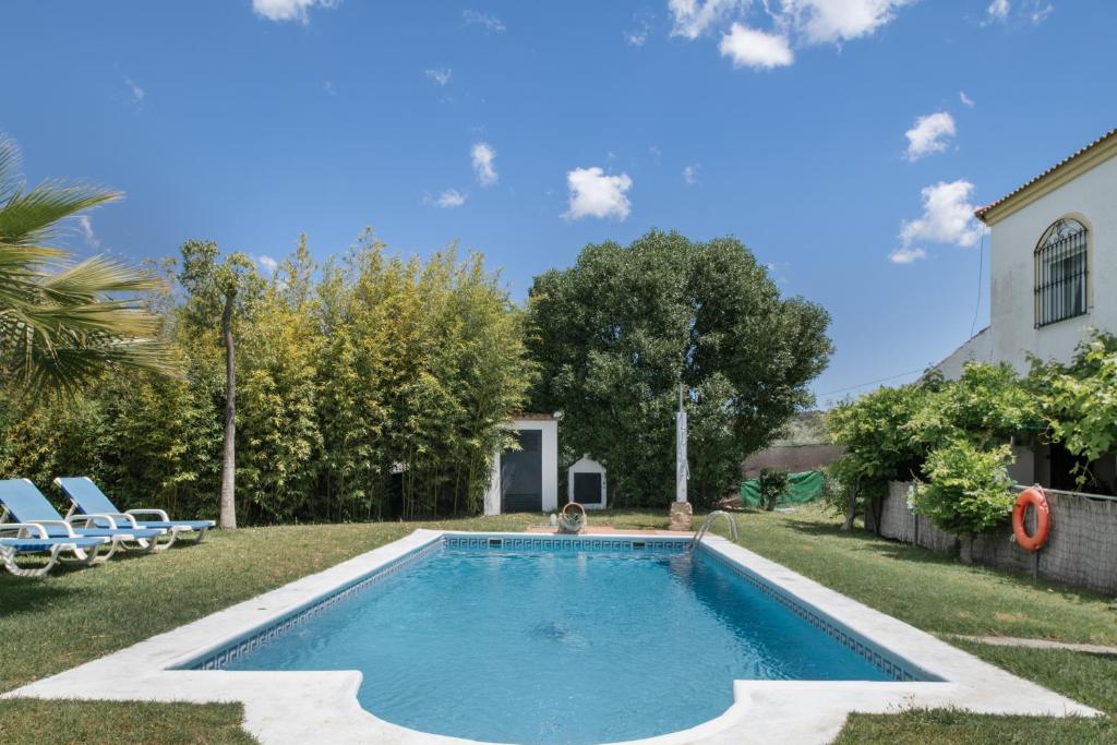 a swimming pool in the yard of a house at Casa Cantarrana in Arriate