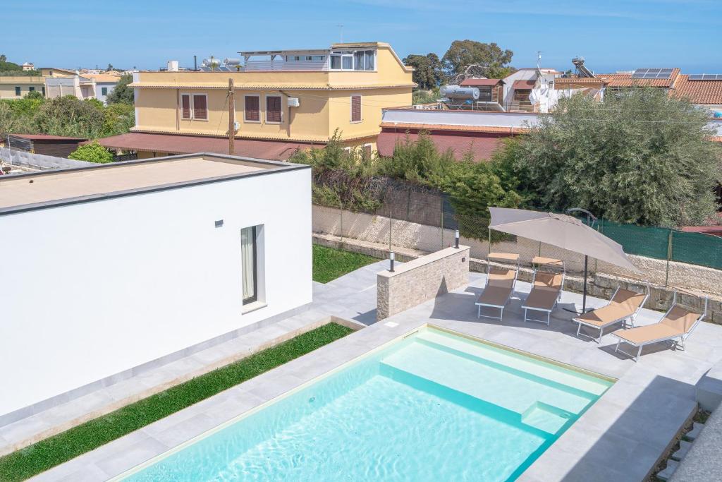 a swimming pool on the roof of a house at Villetta Vanessa in Avola