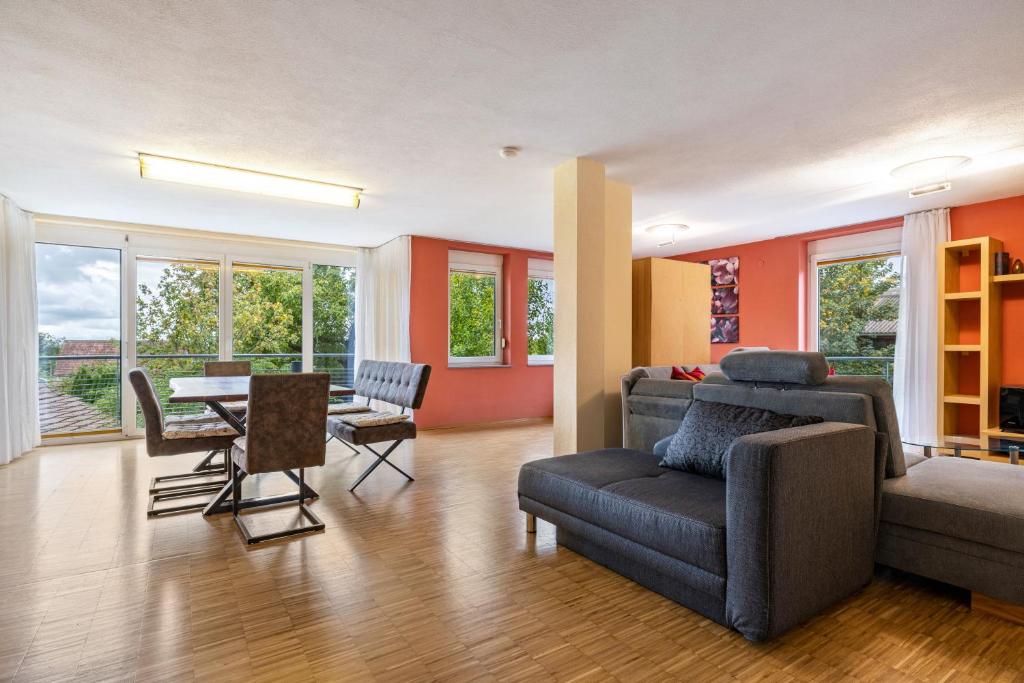 a living room with a couch and a table at Ferienwohnung Gäufelden 120 Qm in Gäufelden