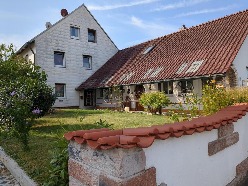 a white house with a red roof at Ferienwohnung Alafia in Veitsbronn