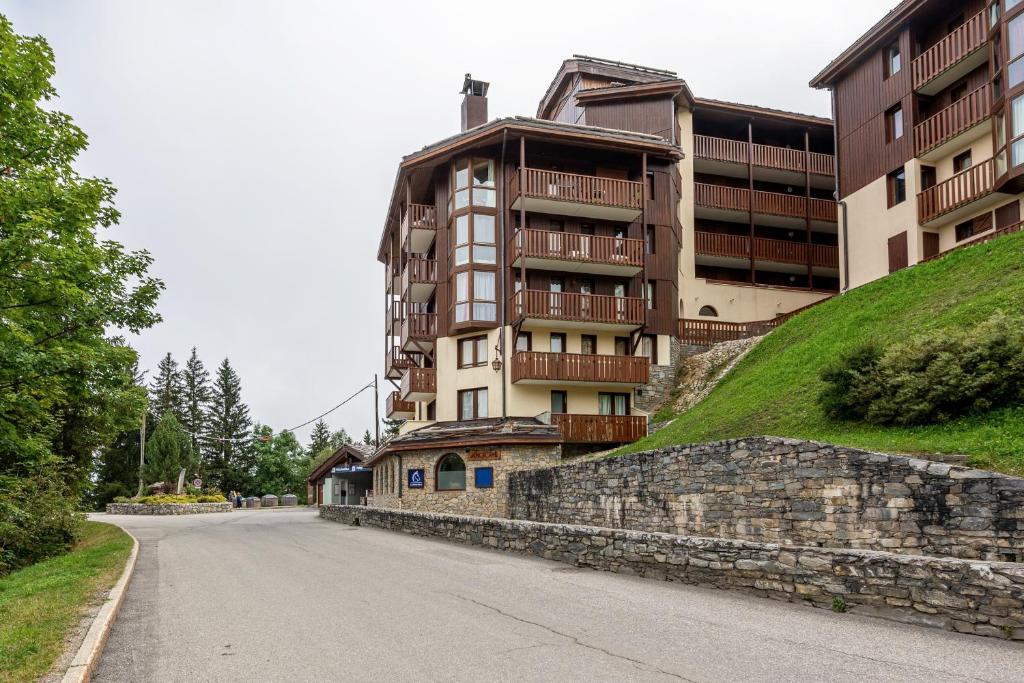 an empty street in front of a building at Le cheval blanc E7 in Valmorel