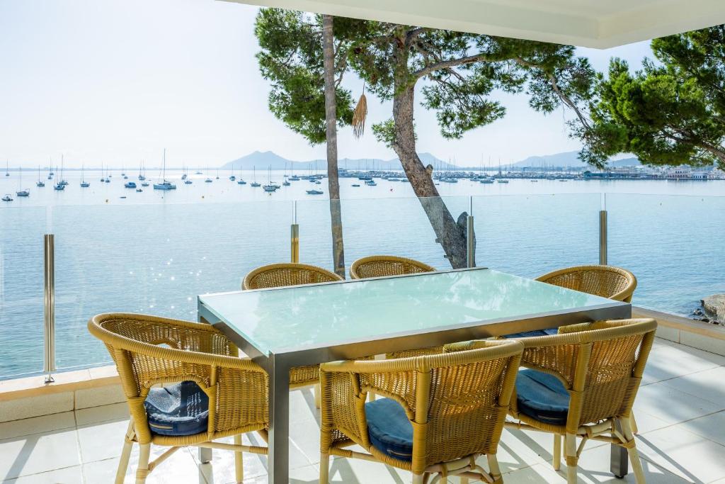 a table and chairs with a view of the water at Catalina 3b in Port de Pollensa