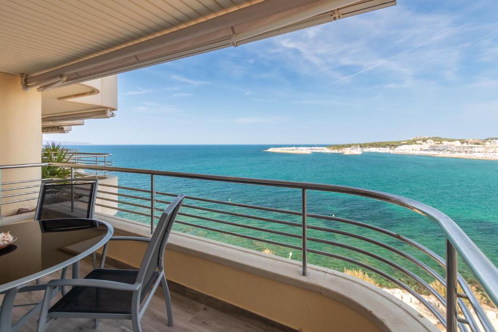 a balcony with a view of the ocean at La Escala in L'Escala