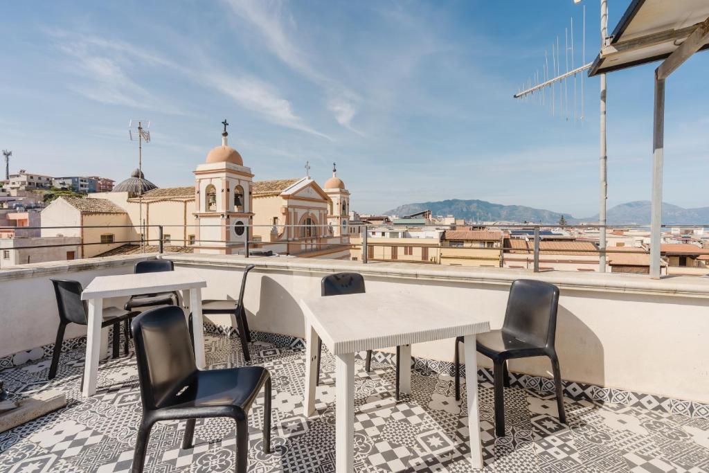 a table and chairs on the roof of a building at Disiu Case Vacanza - Balestrate in Balestrate