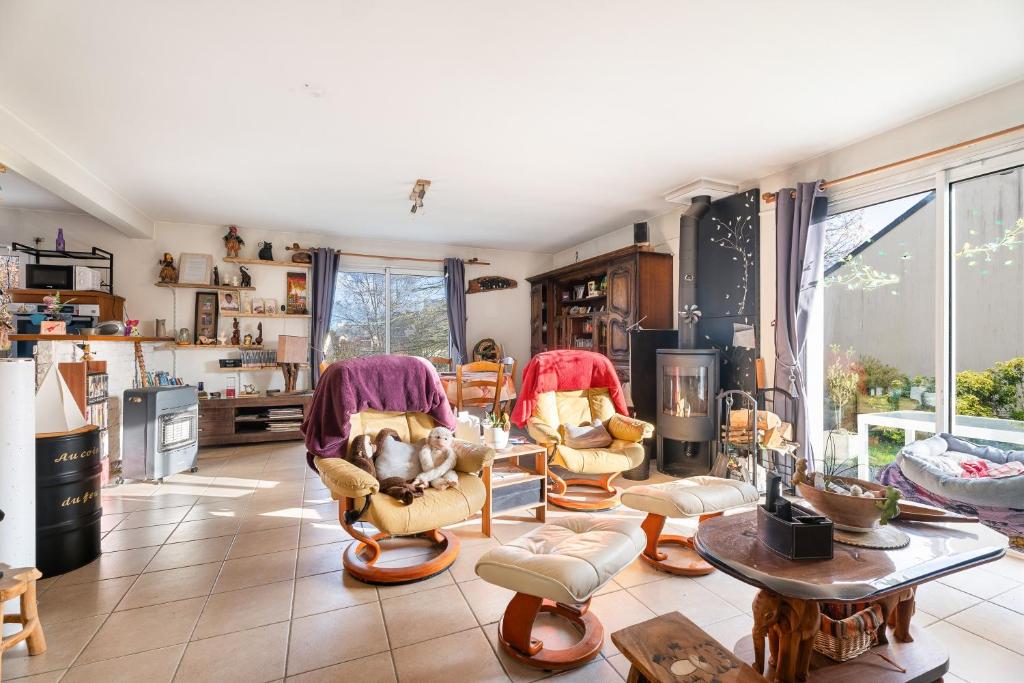 a living room with three chairs and a table at Les chambres de Florence in Saint-Jouan-de-lʼIsle