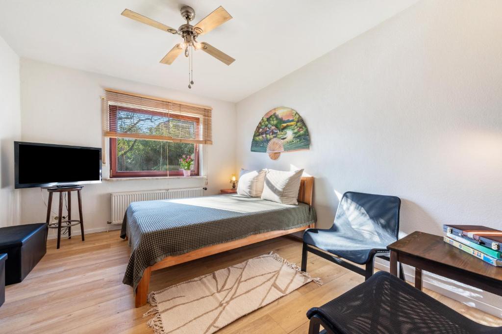 a bedroom with a bed and a flat screen tv at Schicke kleine Bude in Neuenkirchen