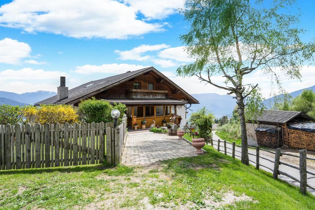 a wooden fence in front of a house at Apartment Schwalbennest in Mühlbach