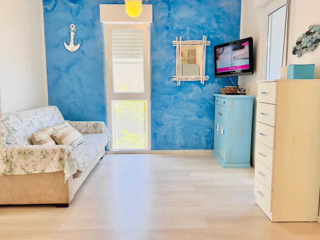 a living room with a couch and a tv at Casa Greis in Stintino