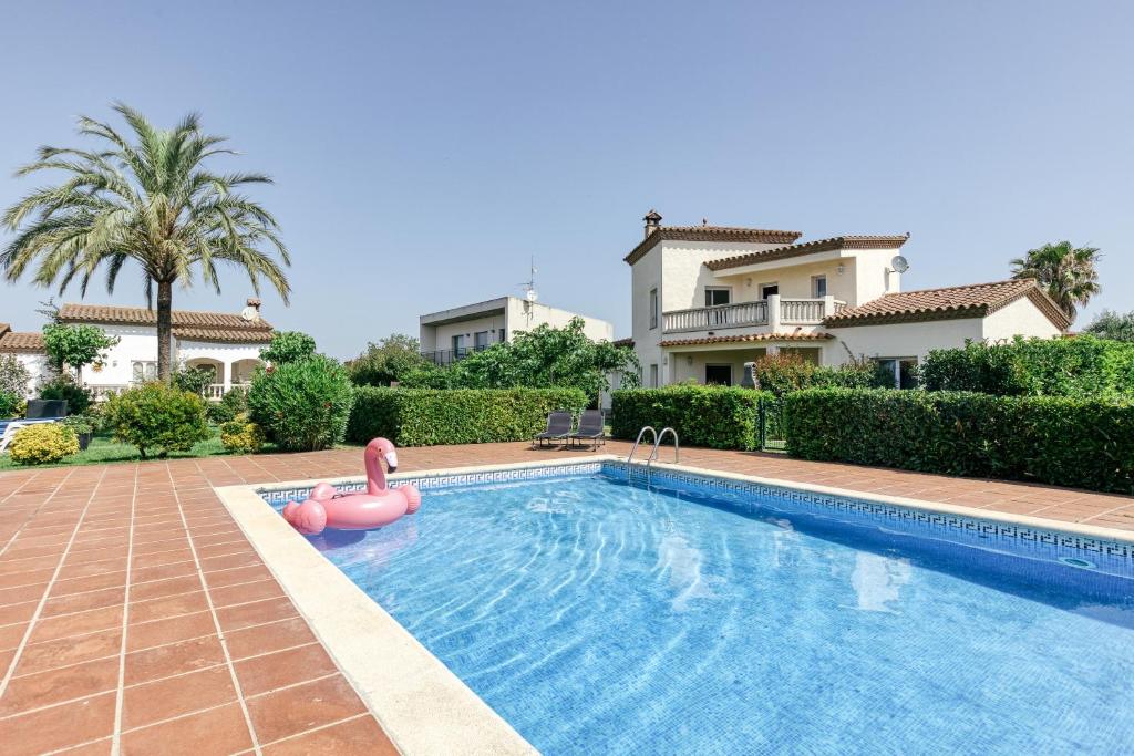 a swimming pool with a pink float in a house at Flores in Vilacolum