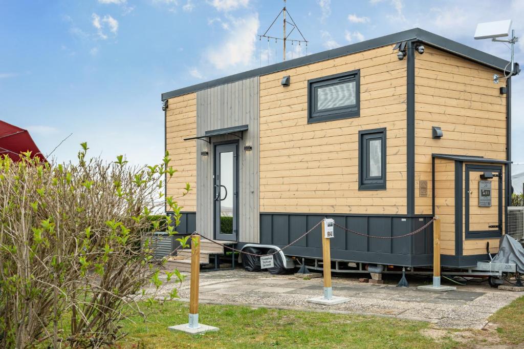 a tiny house on display in a yard at Tiny House Ingo John 'Vanessa' in Sandstedt