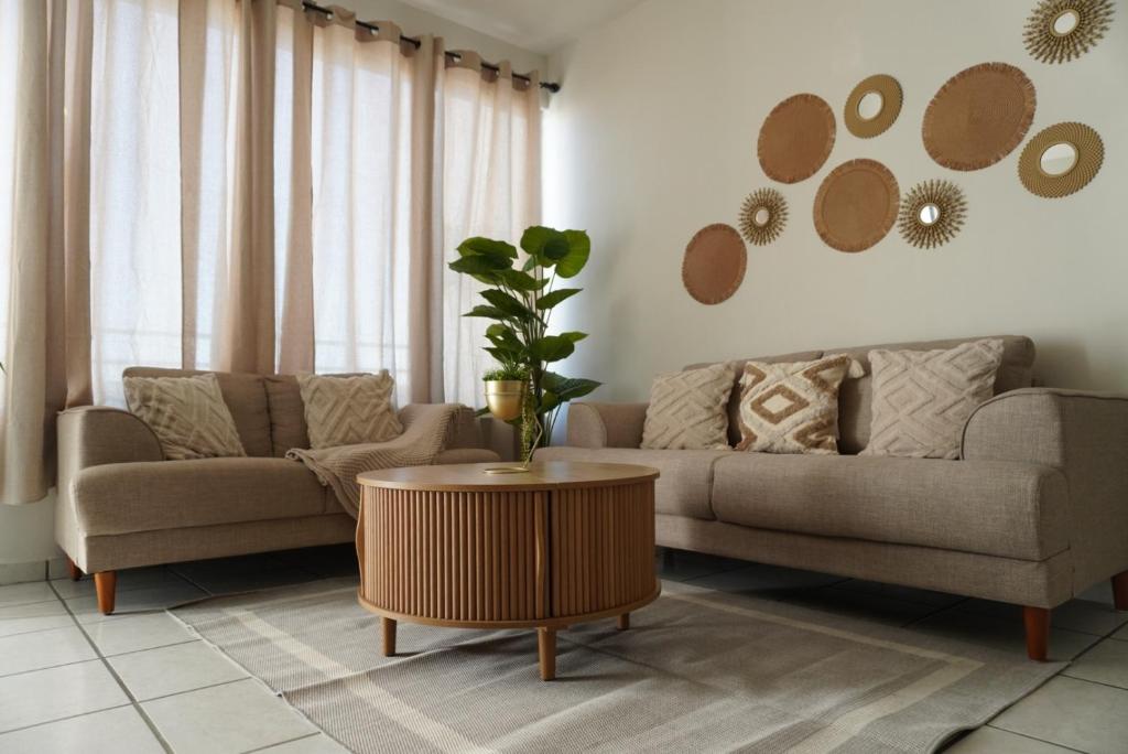 a living room with a couch and a table at Departamento zona central in La Paz