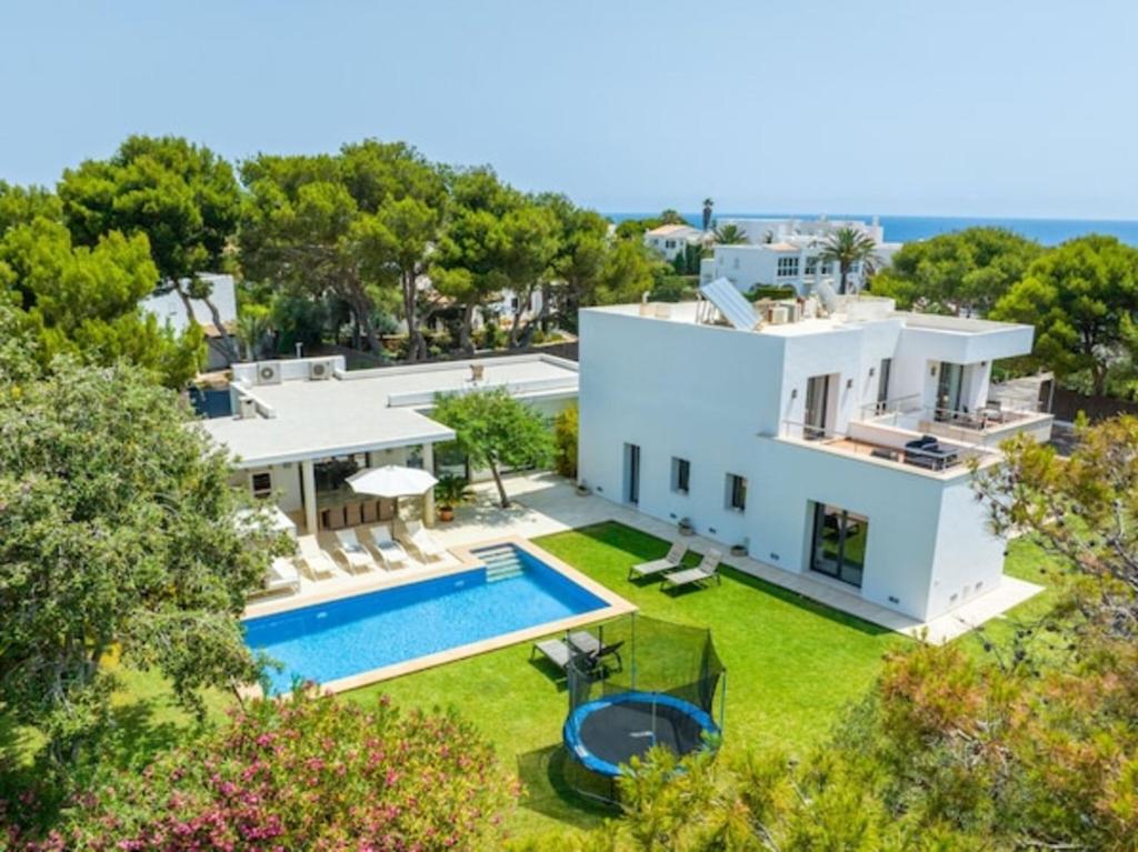 an aerial view of a white house with a swimming pool at Mon Obert Cala Serena in Felanitx