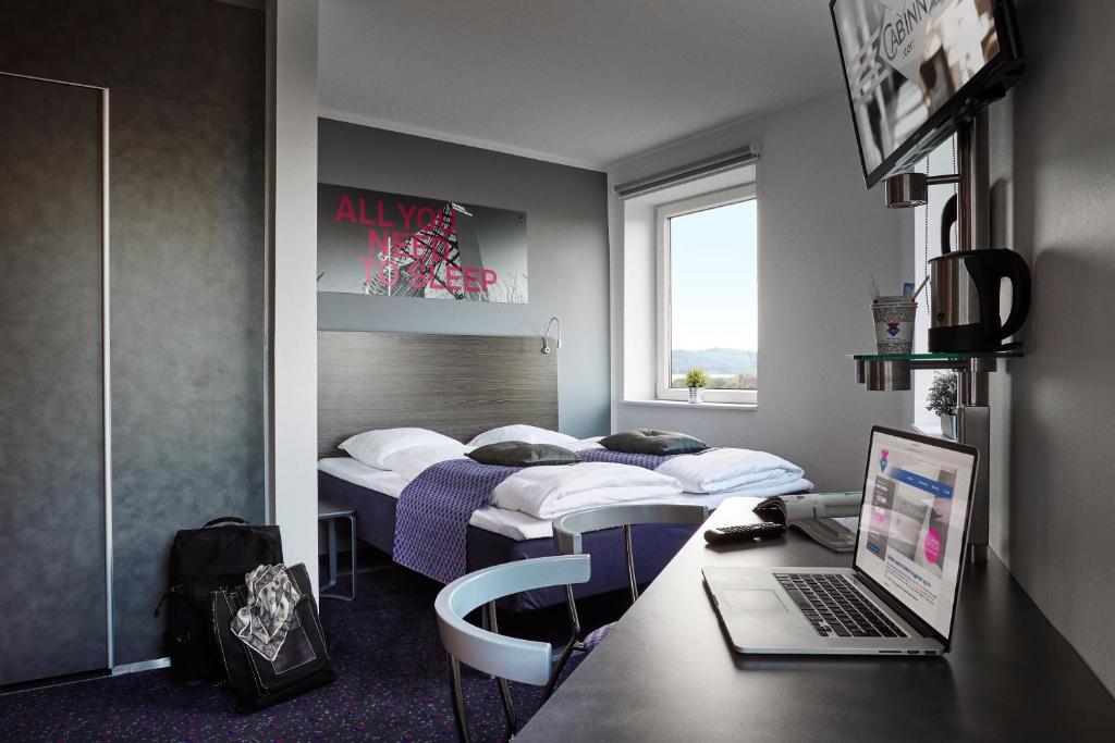 Llit o llits en una habitació de Hotel Cabinn Vejle