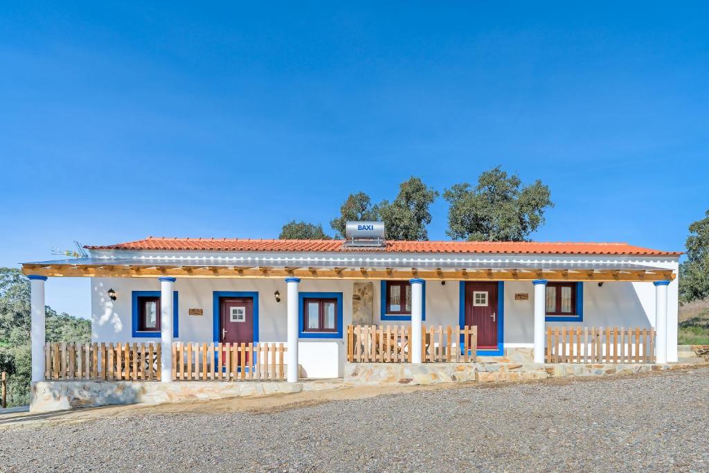 a small white house with a red roof at Casa Da Ti Vanda in São Luis