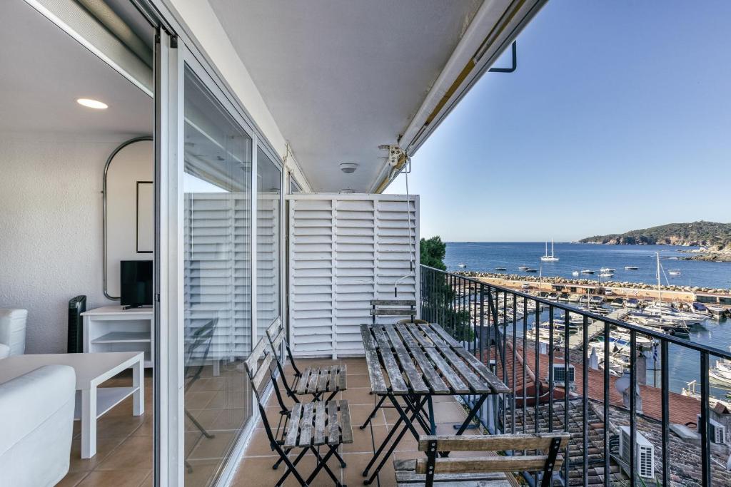 a balcony with two chairs and a view of the ocean at 1a Linea mar port Llafranch in Llafranc