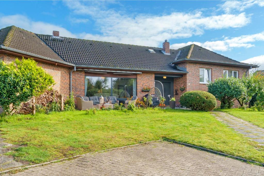 a brick house with a lawn in front of it at Küstenglück in Wilhelmshaven