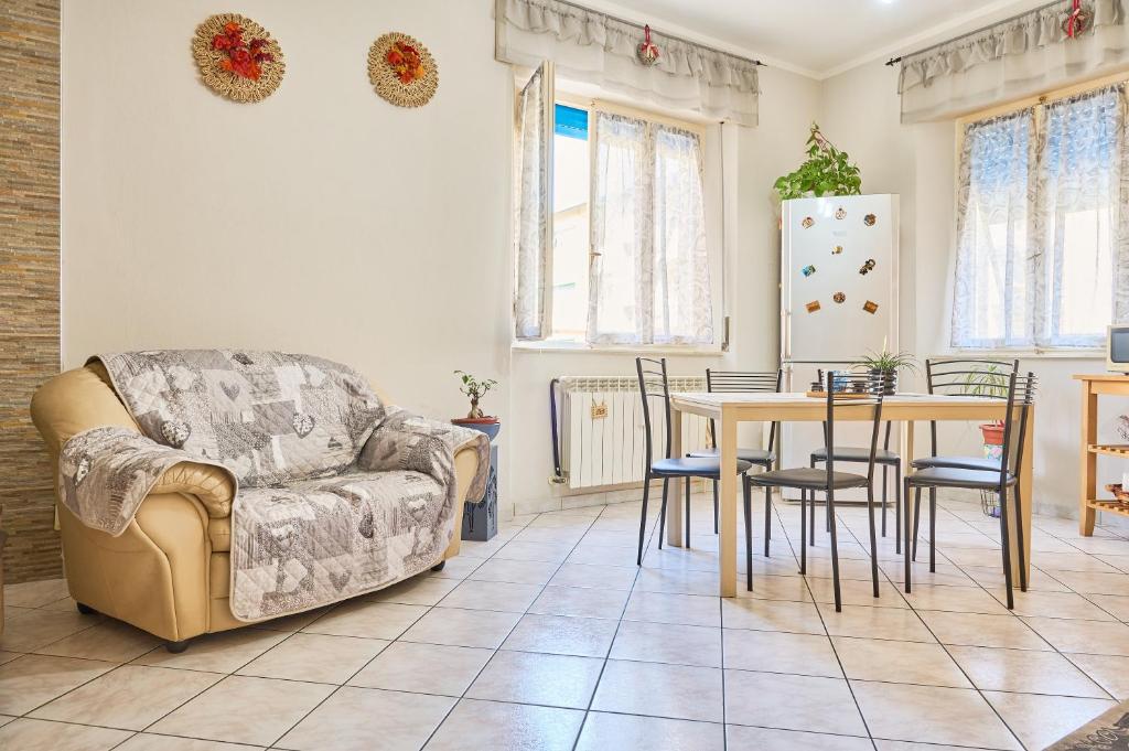 a living room with a couch and a table at Casa laureta in Piombino