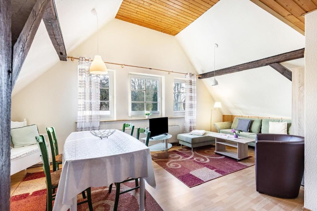 a living room with a table and a couch at Ferienwohnung Für Monteure in Templin
