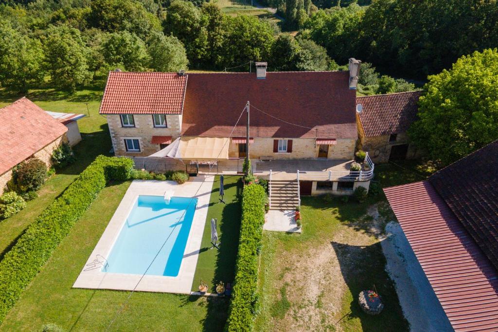an aerial view of a house with a swimming pool at Maison familiale à Archignac in Archignac