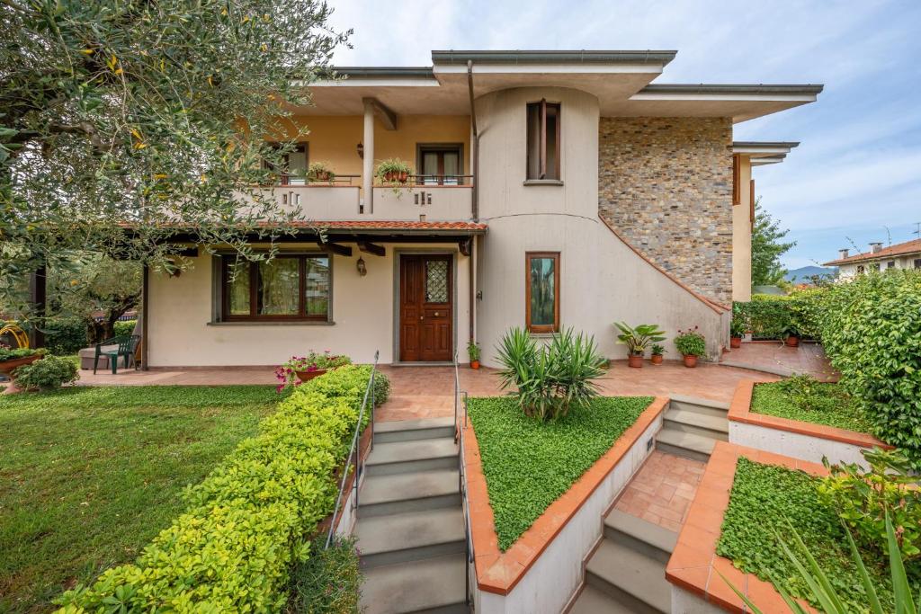 a house with a garden and a stairway at La Casa nel Verde in Altopascio