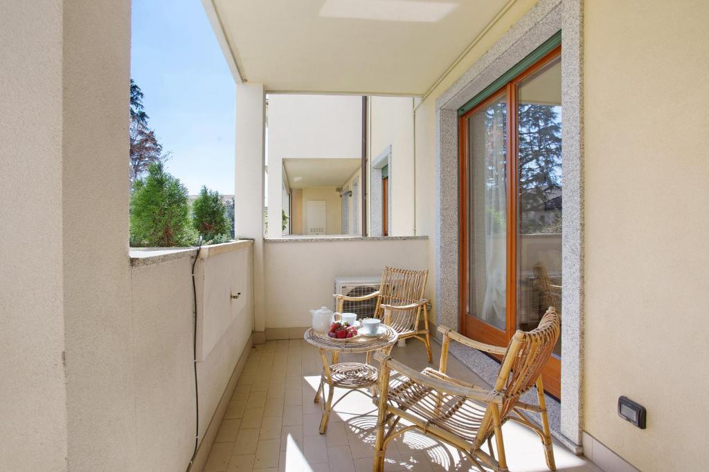 a small balcony with a table and chairs on it at Casa Rosada Monza Autodromo in Nova Milanese
