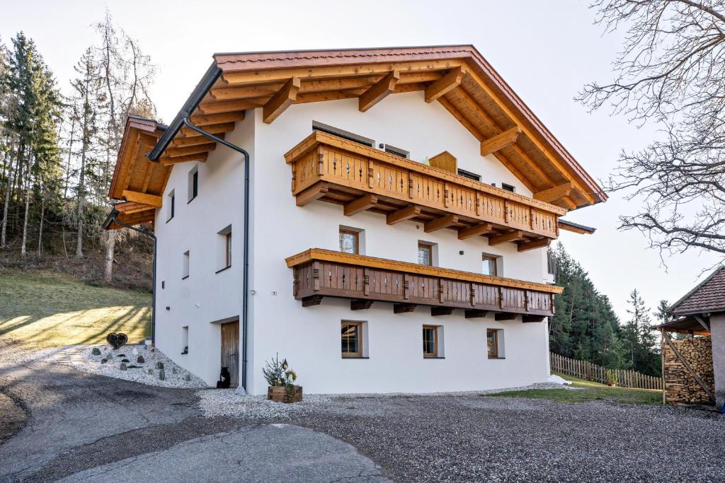 a house with a wooden roof at Ferienwohnung Gruberhof in Verano