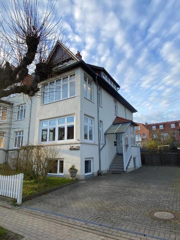 a large white house with a lot of windows at Haus Übersee Wohnung Timbuktu in Travemünde