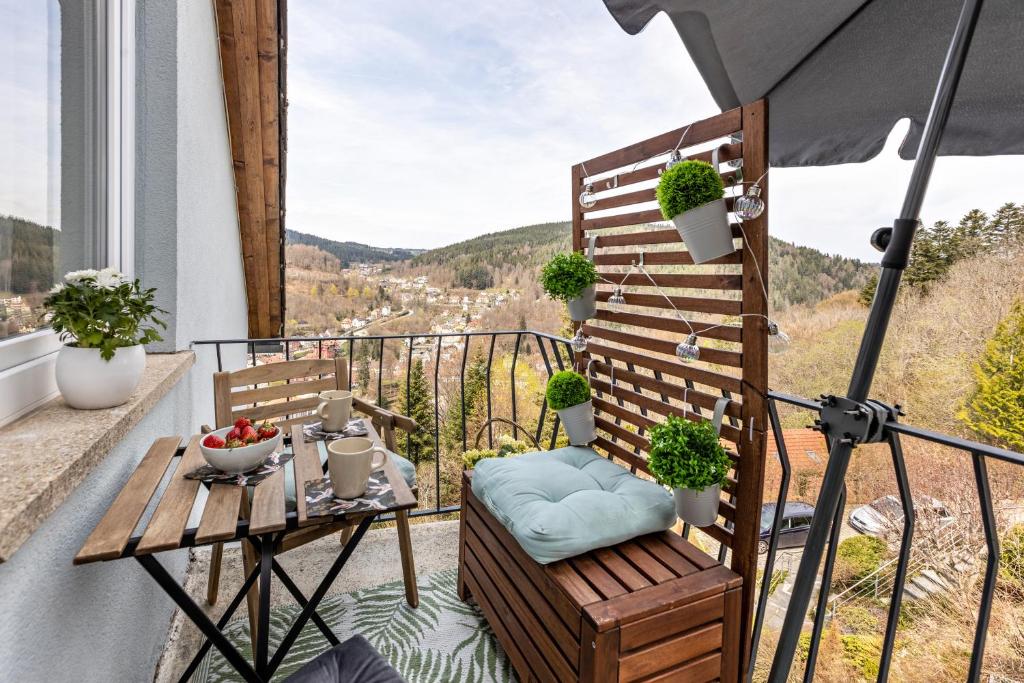 a balcony with a table and chairs and a view at Ferienappartement Sonnenhof in Triberg