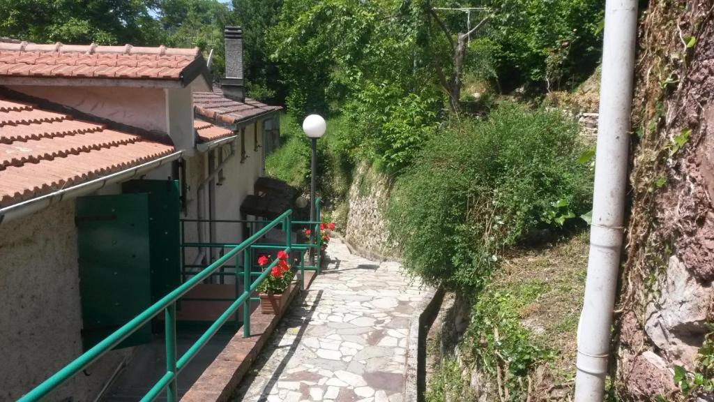 a street light next to a building next to a hill at Altrove - a due passi da Chiavari in Ne