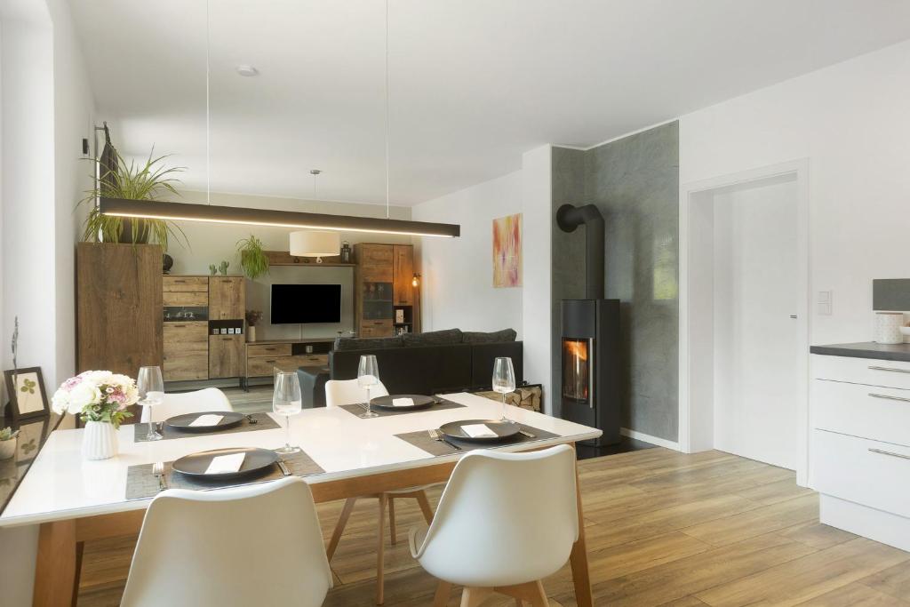 a kitchen and living room with a table and chairs at Ferienwohnung Viedenz in Drolshagen