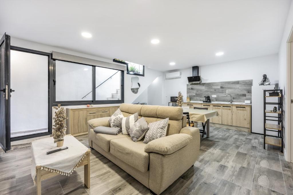 a living room with a couch and a kitchen at Apartamento Tom-Isi in Rota
