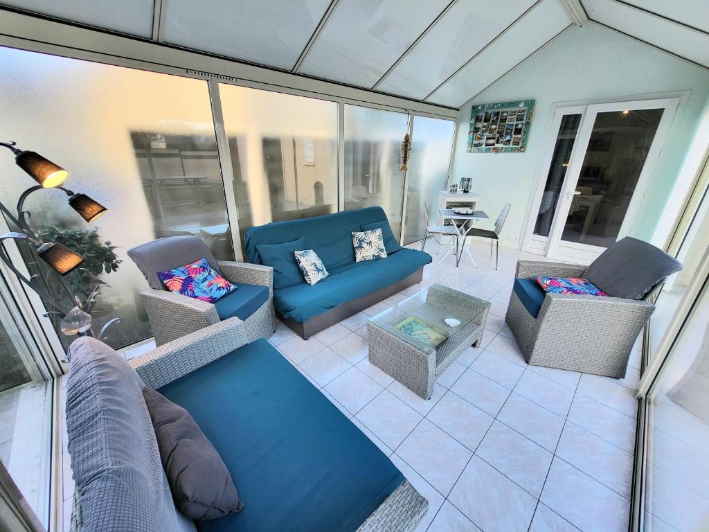 an aerial view of a living room with a couch and chairs at Jolie Maison Cyprange in Pirou