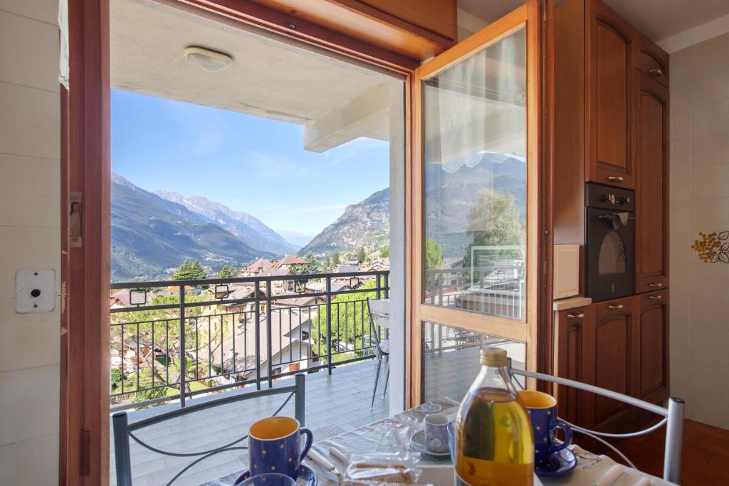 a room with a window with a view of a mountain at Maison Du Soleil - Bien-être in Saint Vincent