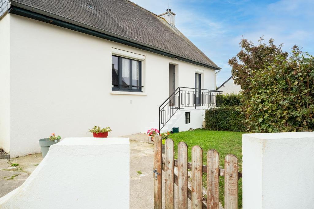 a white house with a fence in front of it at Gîte De L'enclume in Sévignac