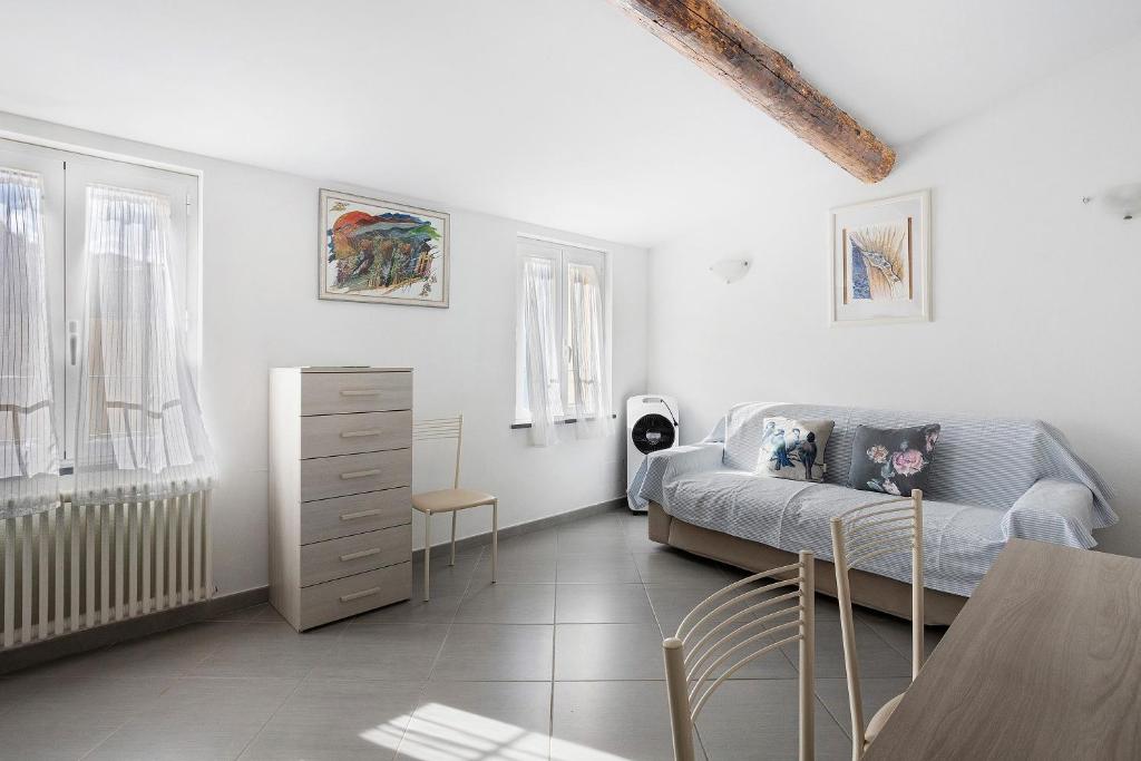a living room with a bed and a table at Donadelmar2 in Riomaggiore