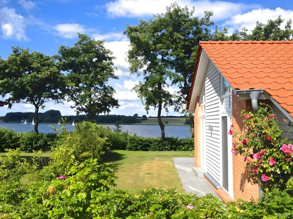 a cottage with a view of the water at Rosenuferhaus in Kosel