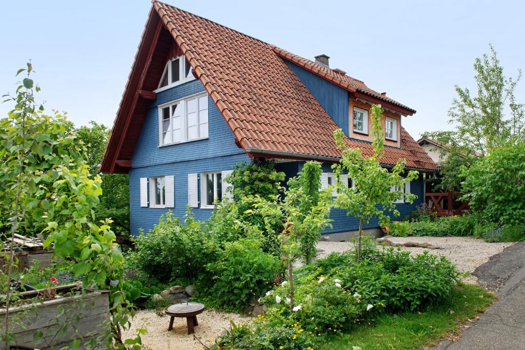 a blue house with a red roof at Das blaue Haus in Pfullendorf
