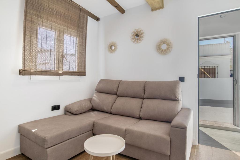 a living room with a couch and a table at Apartamentos Habana 5 in Barbate