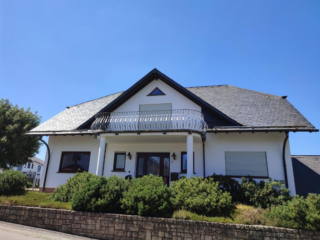 a white house with a metal roof at Am Tivoli in Hermeskeil