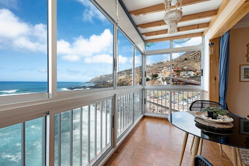 a room with a view of the ocean at Marazul in Tacoronte