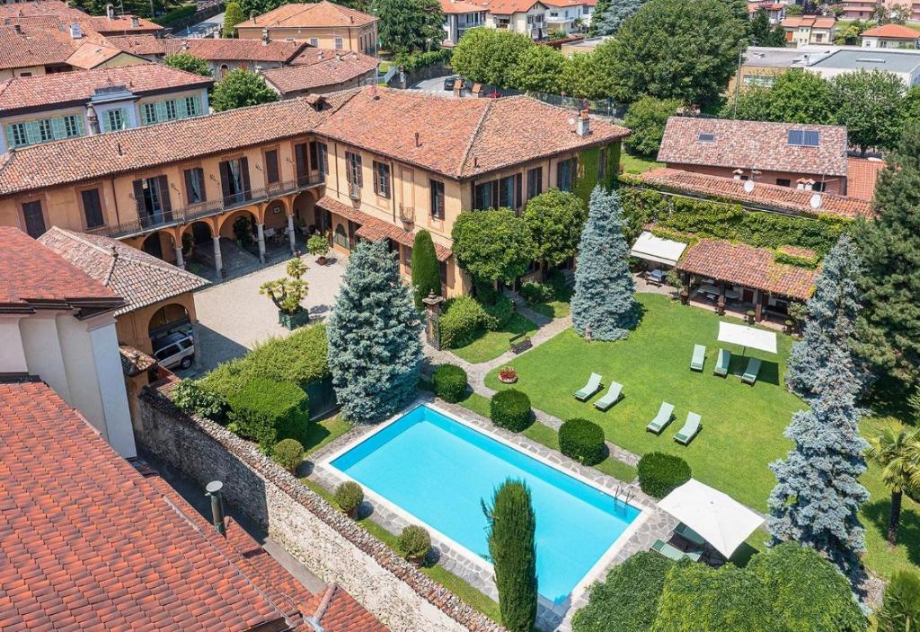an aerial view of a house with a swimming pool at Villa Wirnica Lake Como in Garlate