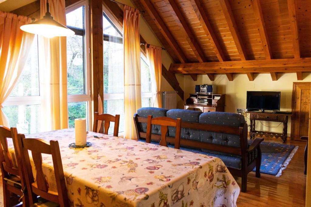 a living room with a table and a couch at Kabila Enea 1 in Uztárroz