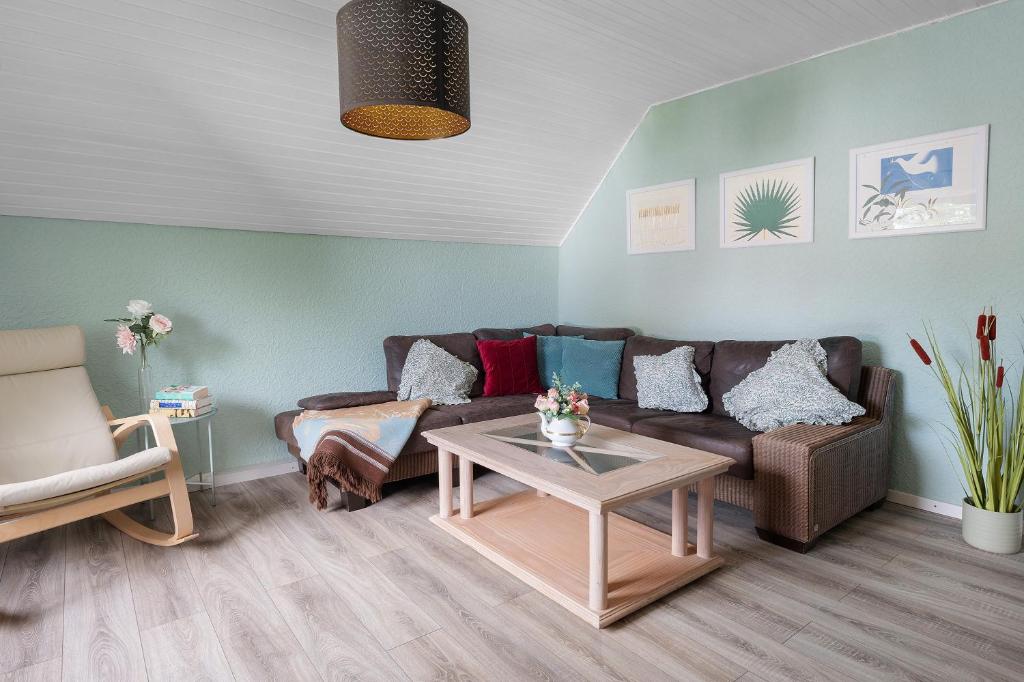 a living room with a couch and a table at Harmonie Wohnung in Oyten