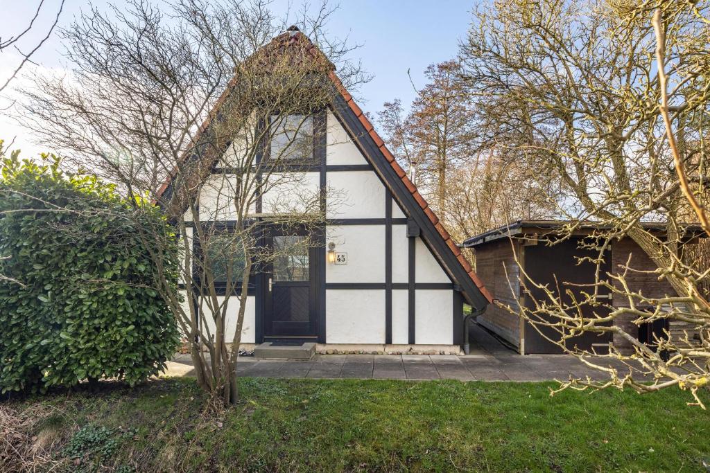 a house with a white and black garage at Ferienhaus Elbidylle in Bachenbrock