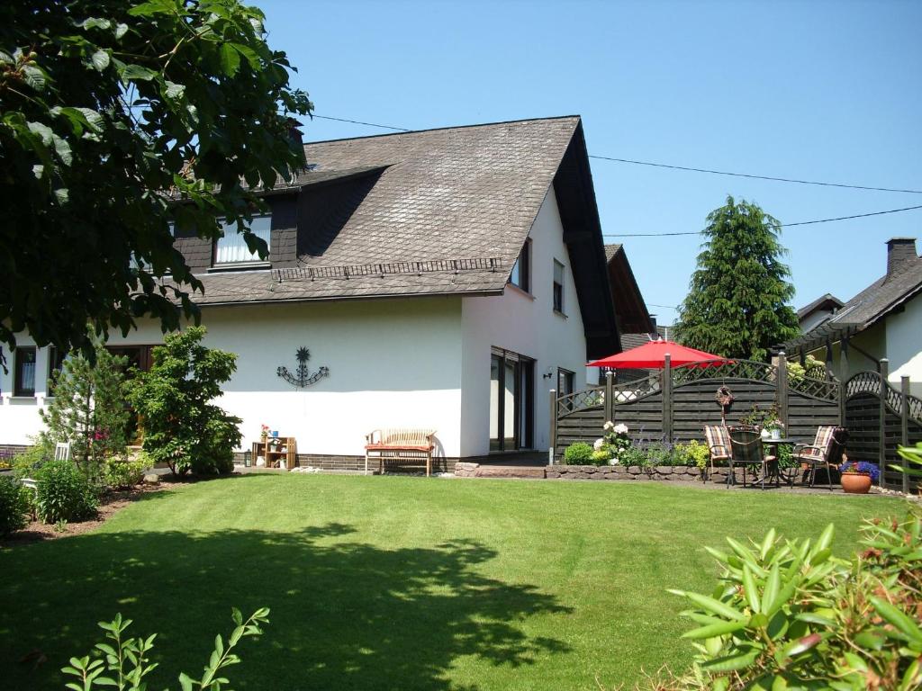 a house with a lawn in front of it at Ferienwohnungen Ingrid Alfes in Ernestus