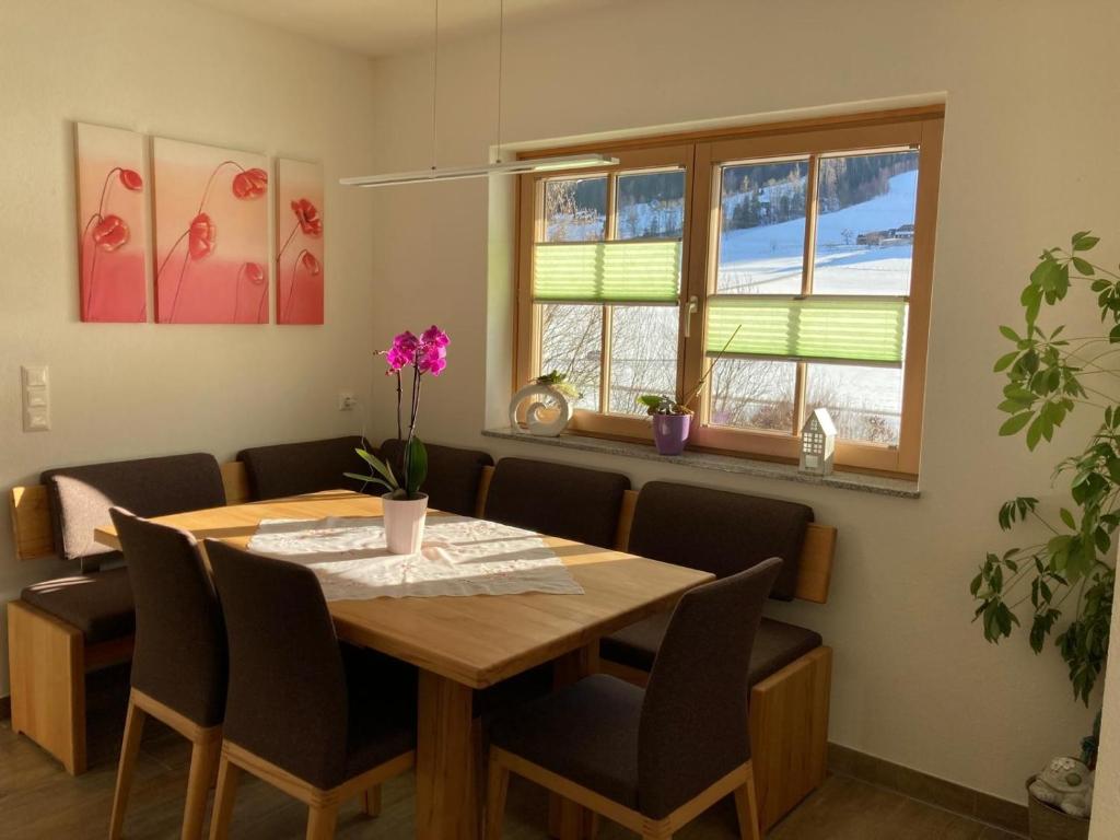 a dining room with a wooden table and chairs at Urlaub bei Schönwetter in Raumberg